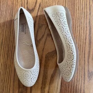 New Croft & Barrow ortholite cutout flats. Size 6.5 med